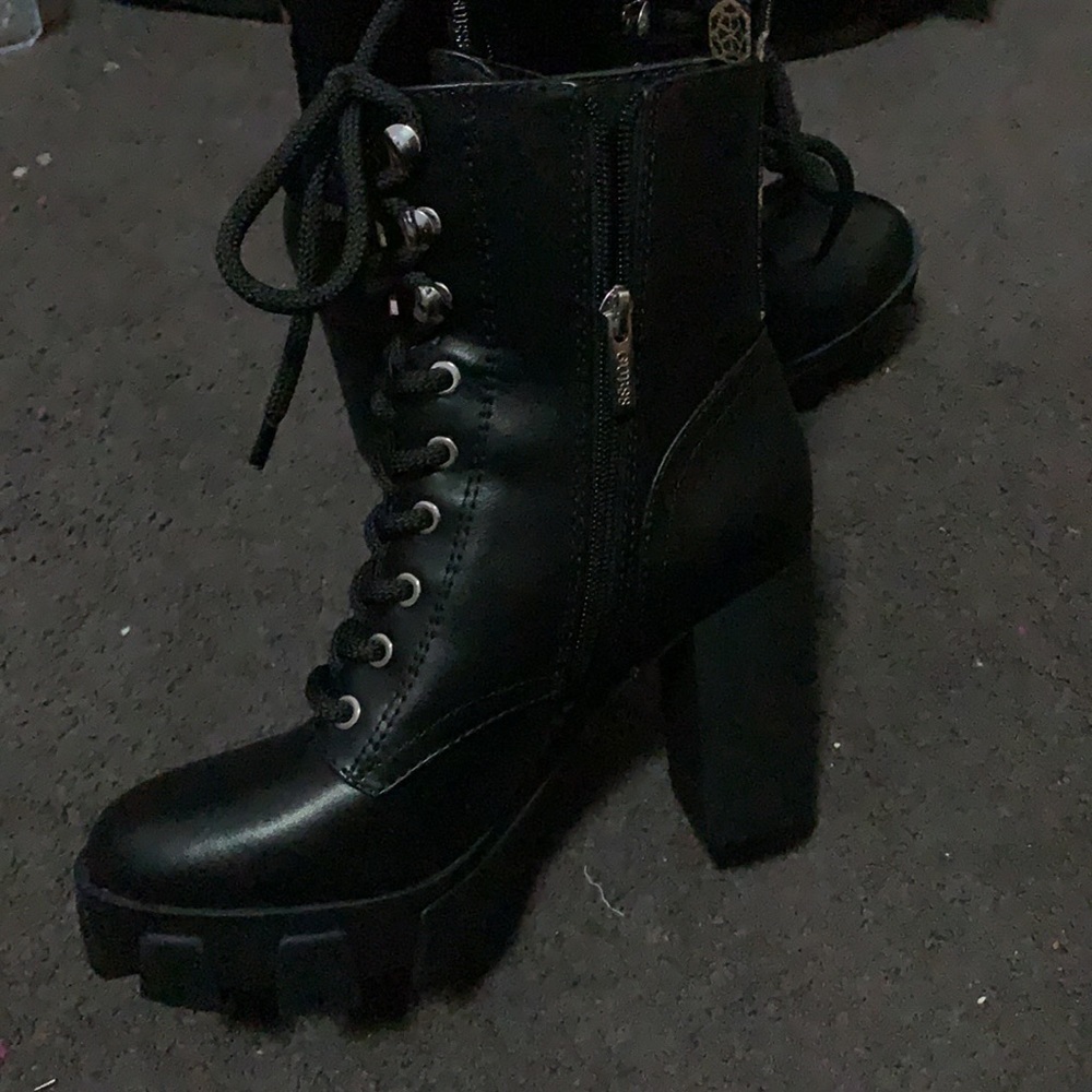 Black boots - Picture 2 of 3